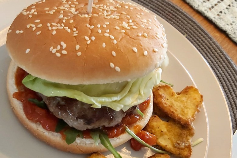 Burger mit Barbecue Sauce und Herzkartoffeln
