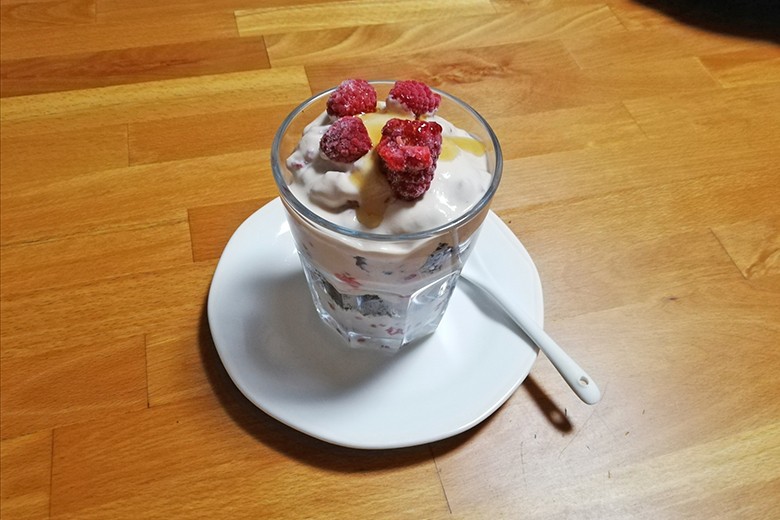 Himbeer Creme mit Kuchen