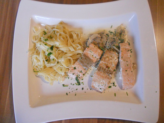 Lachsstreifen mit Champignon-Schlagoberssauce