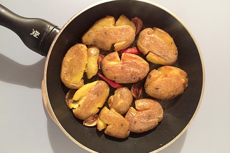 Gequetschte Pfannenerdäpfel mit Rosmarin, Chili und Kräutern
