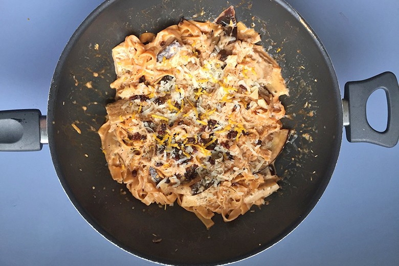 Tagliatelle-Pfanne mit rotem Pesto und Auberginen
