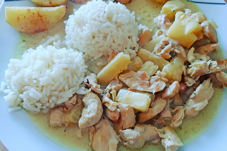 Ananas-Hähnchen-Geschnetzeltes mit Kartoffelspalten und Reis