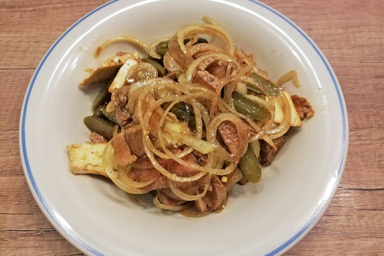 Saurer Salat mit Putenfleisch