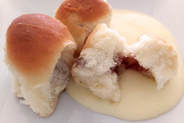 Omas Buchteln mit Marmelade und Vanillesauce