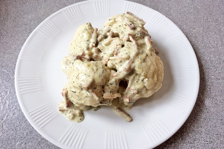 Karfiol mit Speck-Kräutersauce