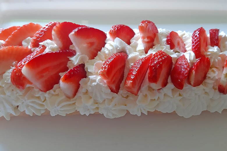 Biskuitroulade mit Erdbeeren