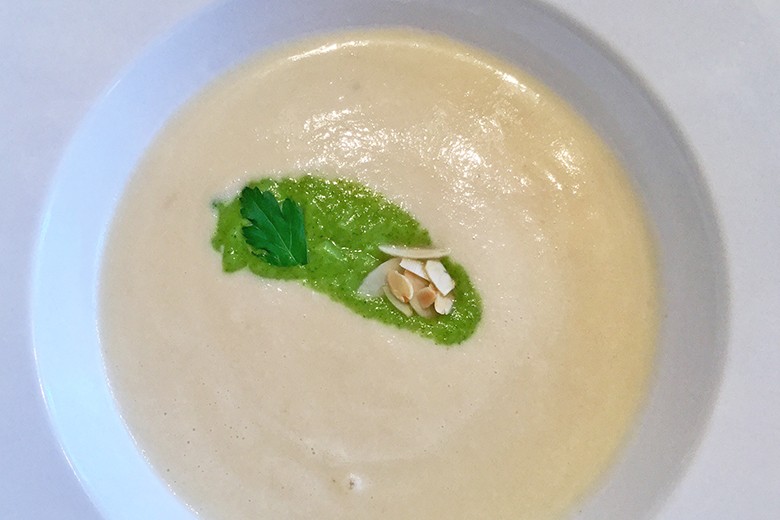 Grün-weiße Petersiliensuppe