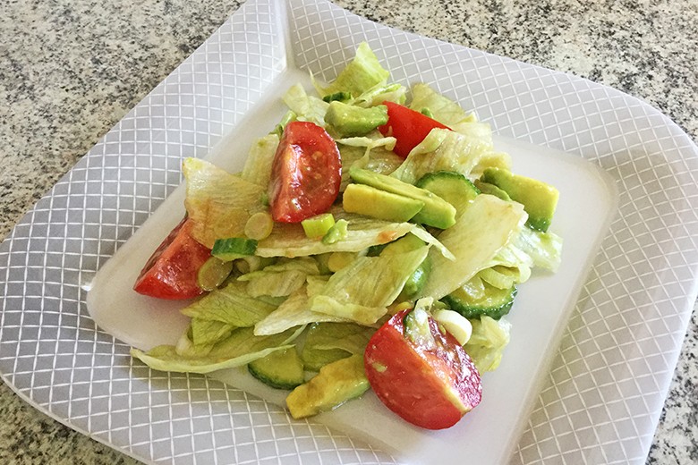 Sommerlicher Salat mit Avocado