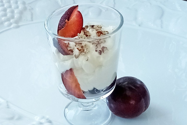 Tonkabohnen-Topfendessert mit Pflaumen