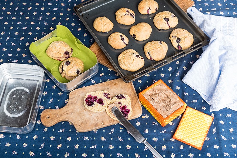 Blaubeer-Scones mit Mandelbutter