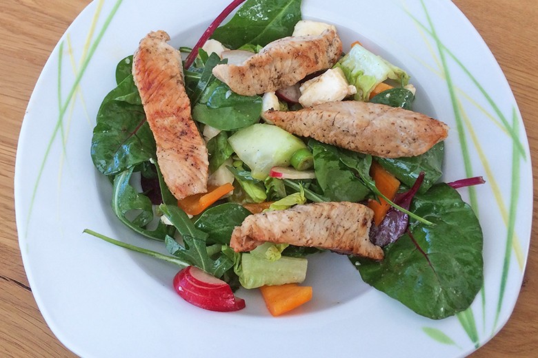 Fitnesssalat mit Putenmedaillons