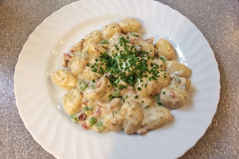 Gnocchi in Speck-Erbsen-Sauce