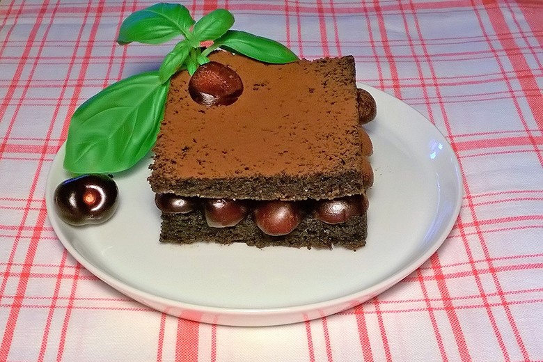 Schokoladenbiskuit vegan, mit Basilikum und Kirschen