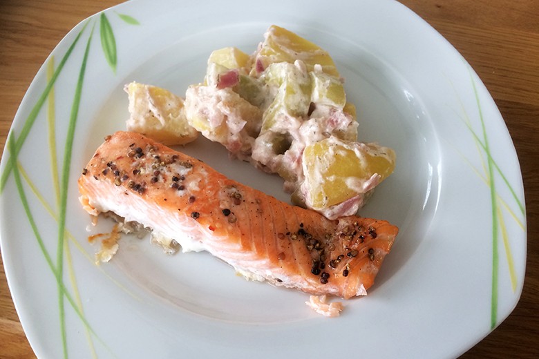 Lachs mit Gurke und Kartoffeln