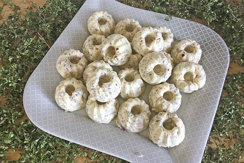 Kräuterbutter aus Blüten