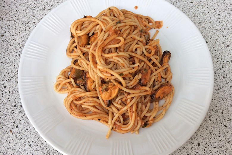 Spaghetti mit Muscheln in Tomatensauce