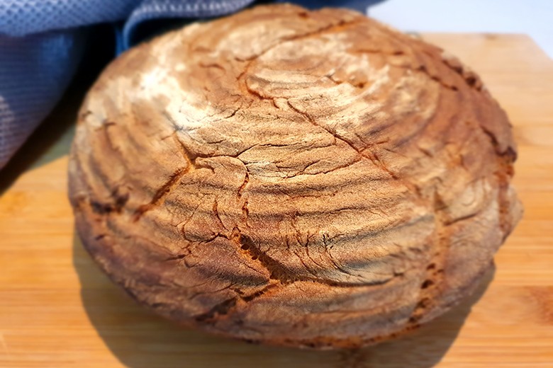 Selbstgebackenes Brot aus Sauerteig