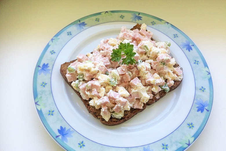 Wurstsalat auf Brot