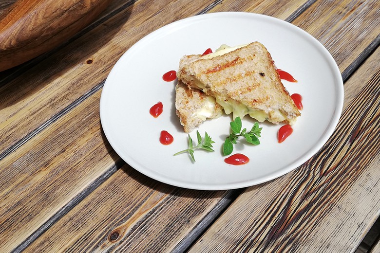 Dinkel-Camembert-Toast