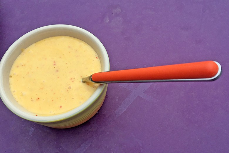 Sauce Hollandaise mit Chiliflocken und Dijon