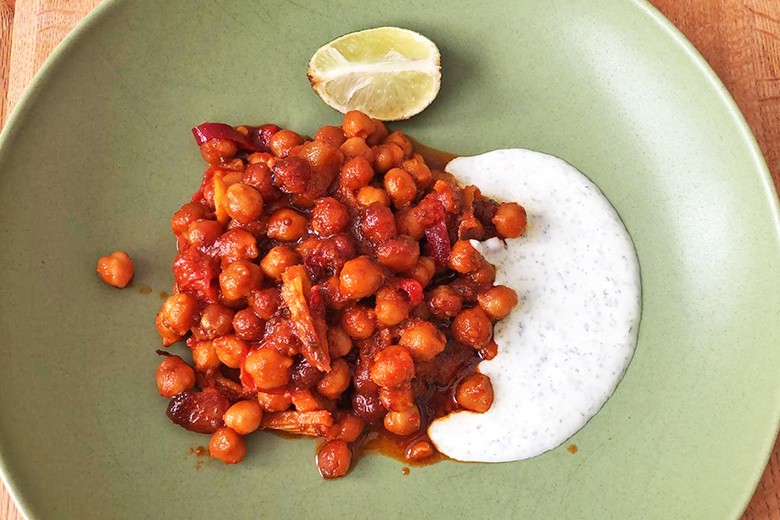 Karamellisierte Kichererbsen mit Joghurtsauce