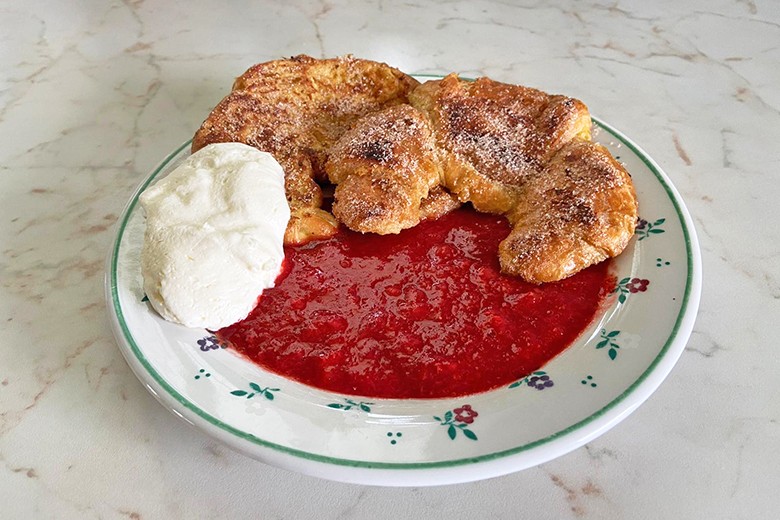 French Croissant Toast auf Erdbeerpüree