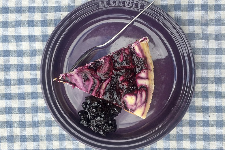 Marmorierter Schwarzbeer-Cheesecake