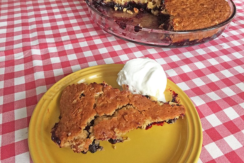 Gedeckte Schwarzbeer-Pie mit Vanilleeis