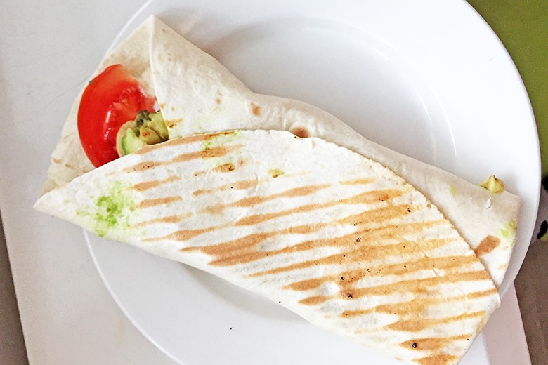 Avocado-Tomaten-Wrap mit Cashews