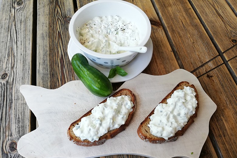 Sauerrahm-Topfen-Aufstrich mit Snackgurken
