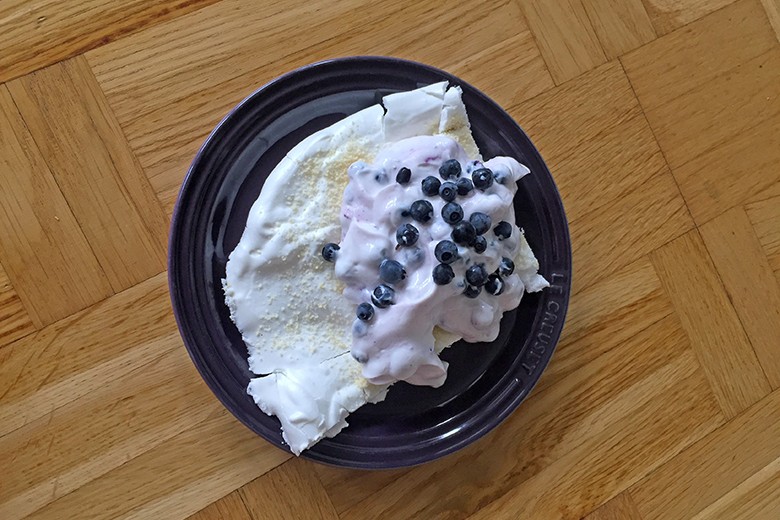 Pavlova mit Schwarzbeer-Topfencreme