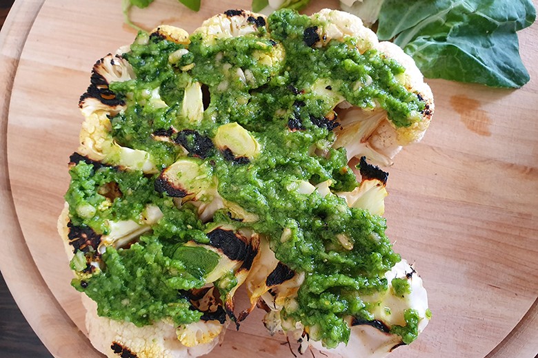 Gegrillter Karfiol mit Basilikumpesto