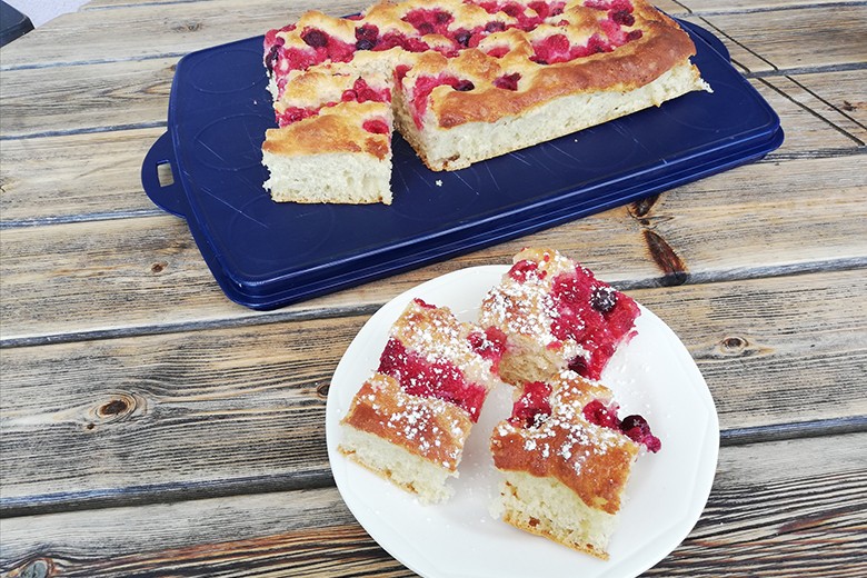 Germteigkuchen mit Beeren der Saison