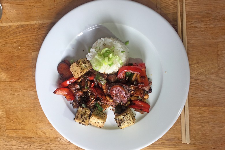 Paprika-Wok mit gebratenem Tofu