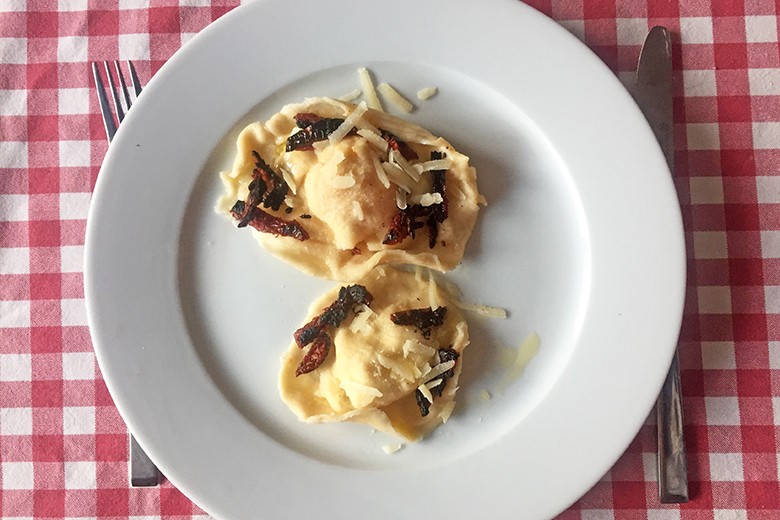 Ravioli mit Ei und eingelegten Tomaten