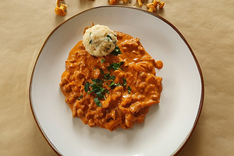 Einfaches Eierschwammerlgulasch