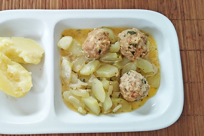 Gurkenzuspeis mit Fleischbällchen