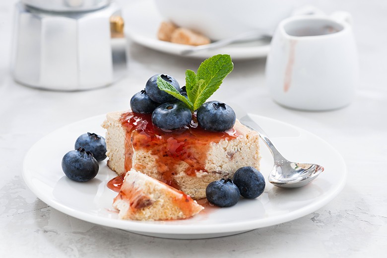 Topfenkuchen mit Zwetschkensauce