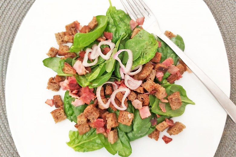 Brotsalat mit Blattspinat
