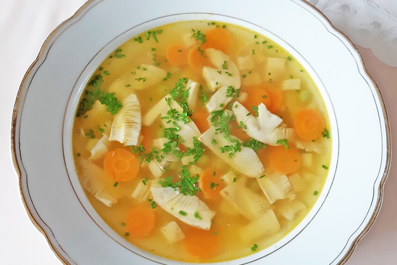 Kaiserlingsuppe mit Gemüse