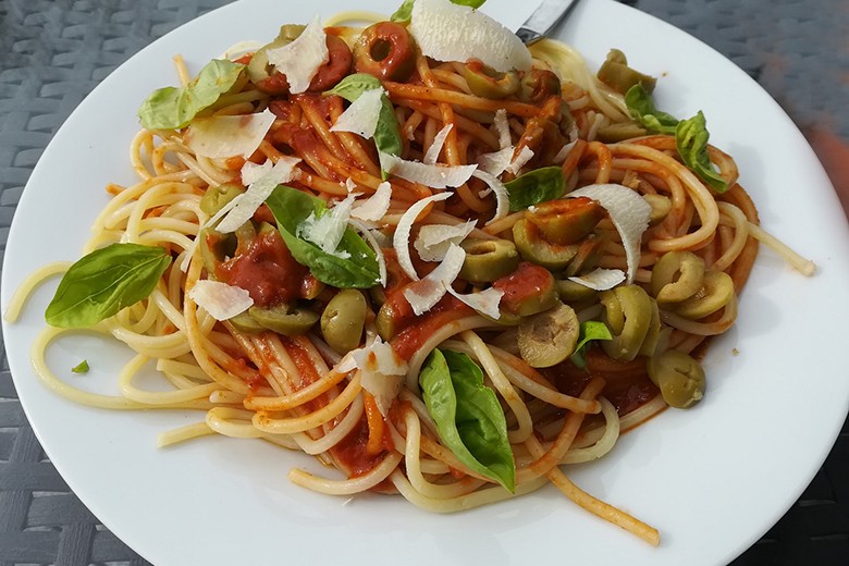 Spaghetti mit Tomaten-Oliven-Sauce