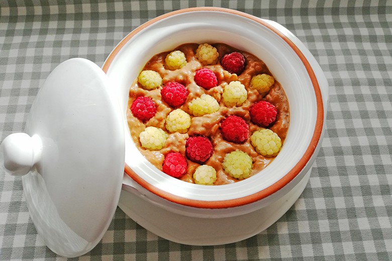 Schoko-Milchreisbowl mit Himbeeren