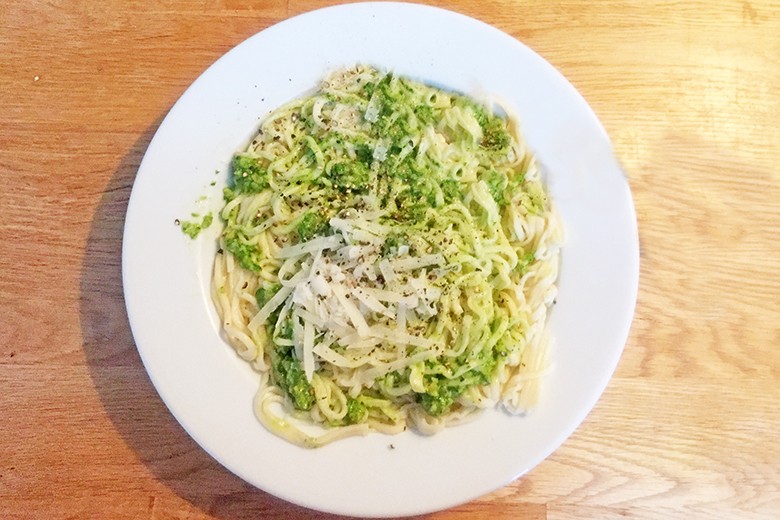 Hausgemachte Spaghetti mit Spinatpesto