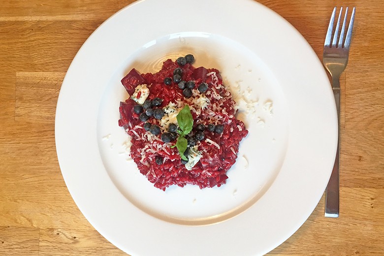 Rote-Rübenrisotto mit Gorgonzola und Herbstbeeren