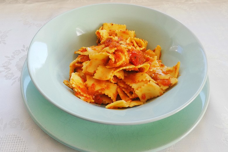 Bandnudeln mit Amaranth-Tomatensauce