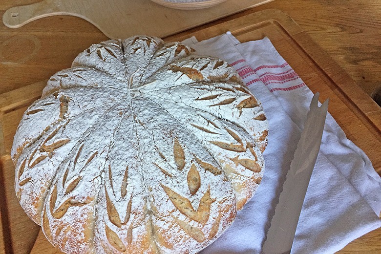 Halloween Sauerteigbrot in Kürbisform