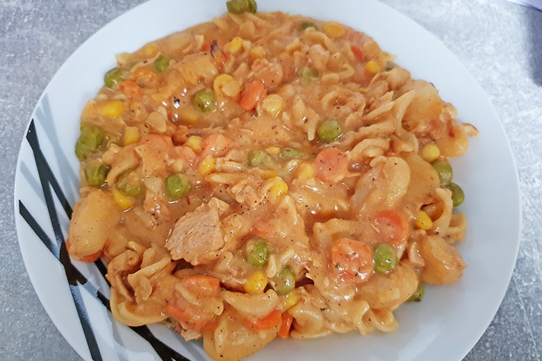 Geschnetzeltes mit Gnocchi und Nudeln