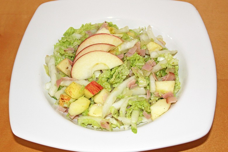 Chinakohlsalat mit Schinken und Äpfeln