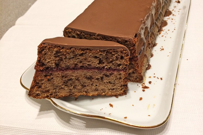 Bananenkuchen mit Schokostreusel und Glasur