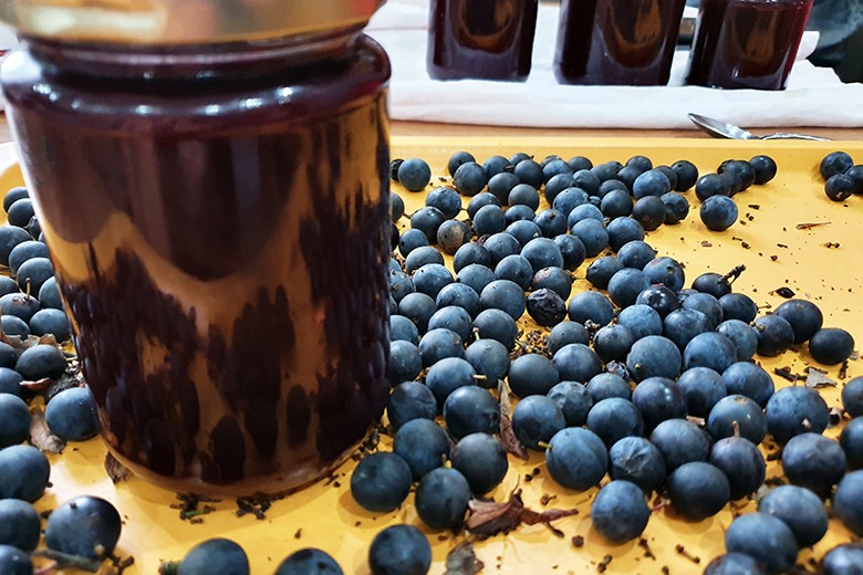 Schlehenmarmelade mit Apfel
